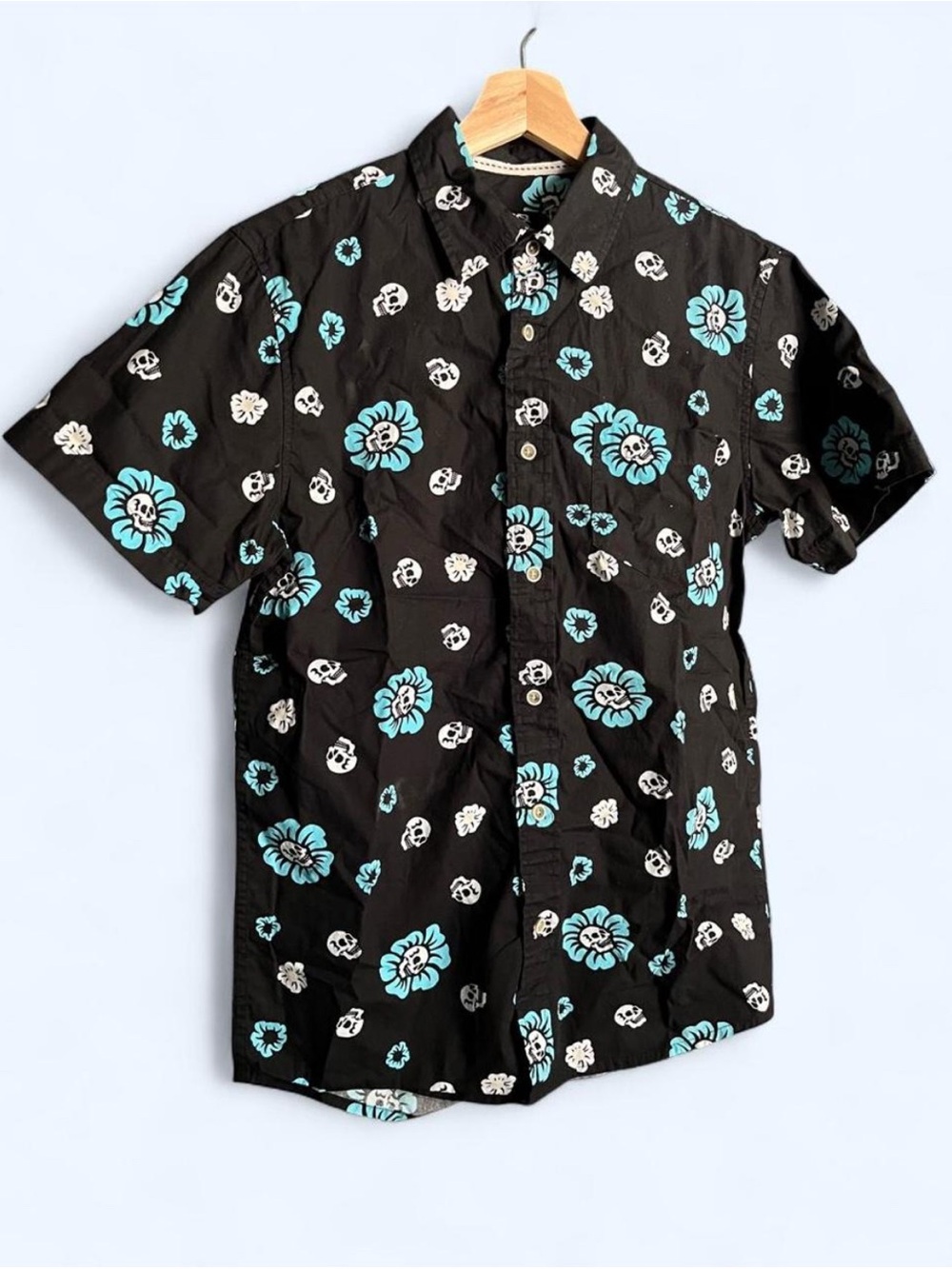RSQ Black Short-Sleeve Button-Down Shirt with Teal and White Floral and Skulls